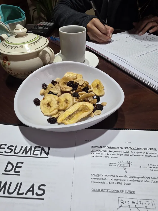 Hoja de trabajo con fórmulas y desarrollos matemáticos escritos a mano.
