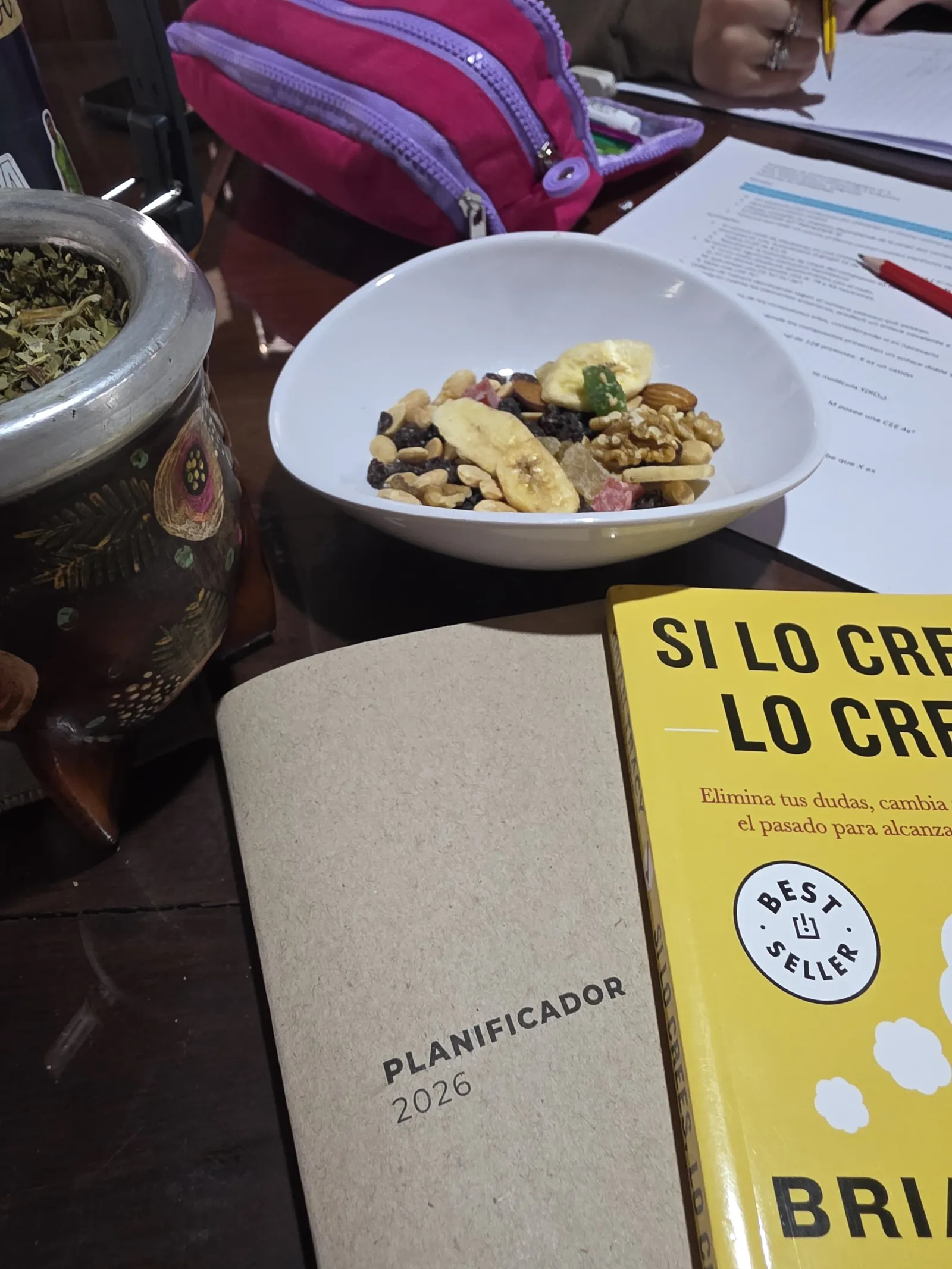 Planificación semanal escrita a mano junto a apuntes de estudio.