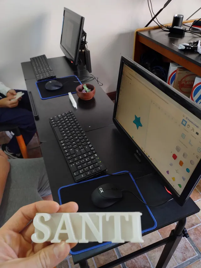 Letras impresas en 3D formando un nombre, trabajo de un estudiante del taller.